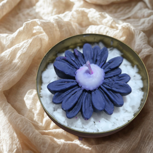 doğal teneke kutu mavi  papatya dekorlu beyaz boncuk mum