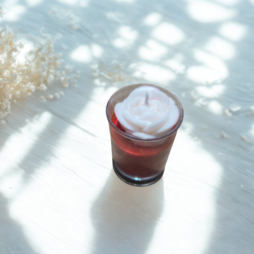 mika bardak kokusuz kırmızı mum üzeri beyaz gül dekoru