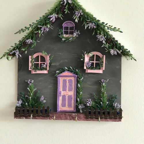 Dekoratif Ev Anahtarlık Askılığı – Yeşil & Mor Detaylı Duvar Organizeri – Hartopia